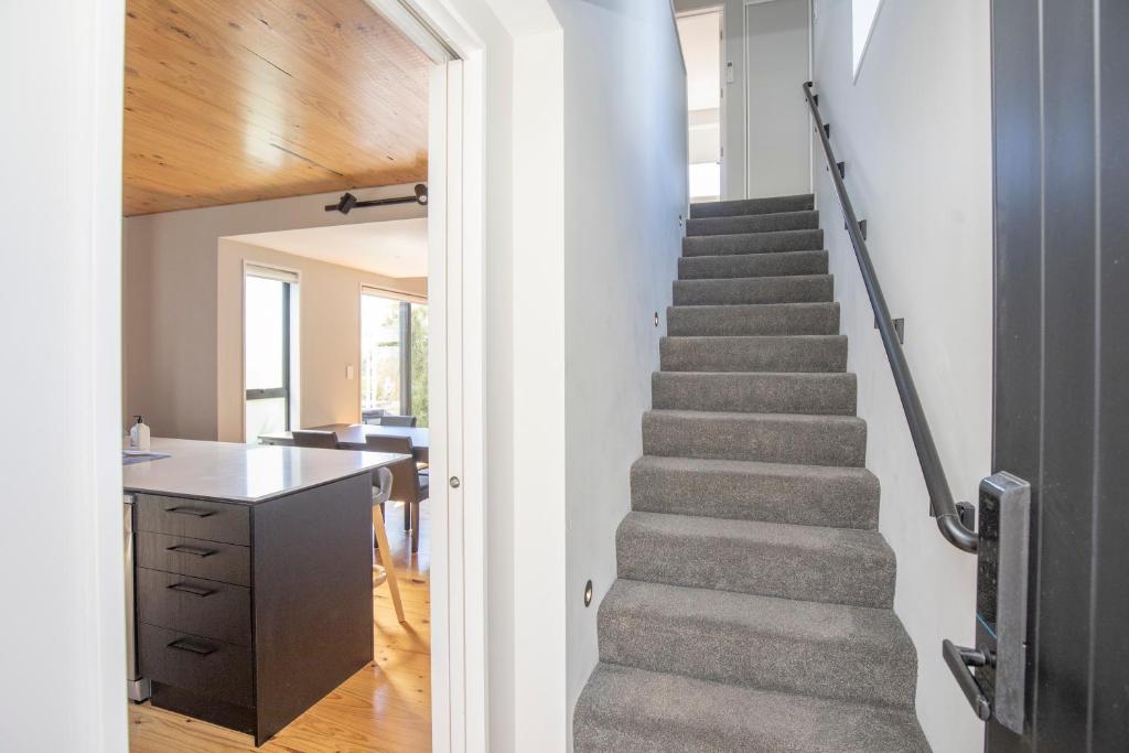 Urban Comfort 3BR with Garage and Close to City Centre - Resim 21
