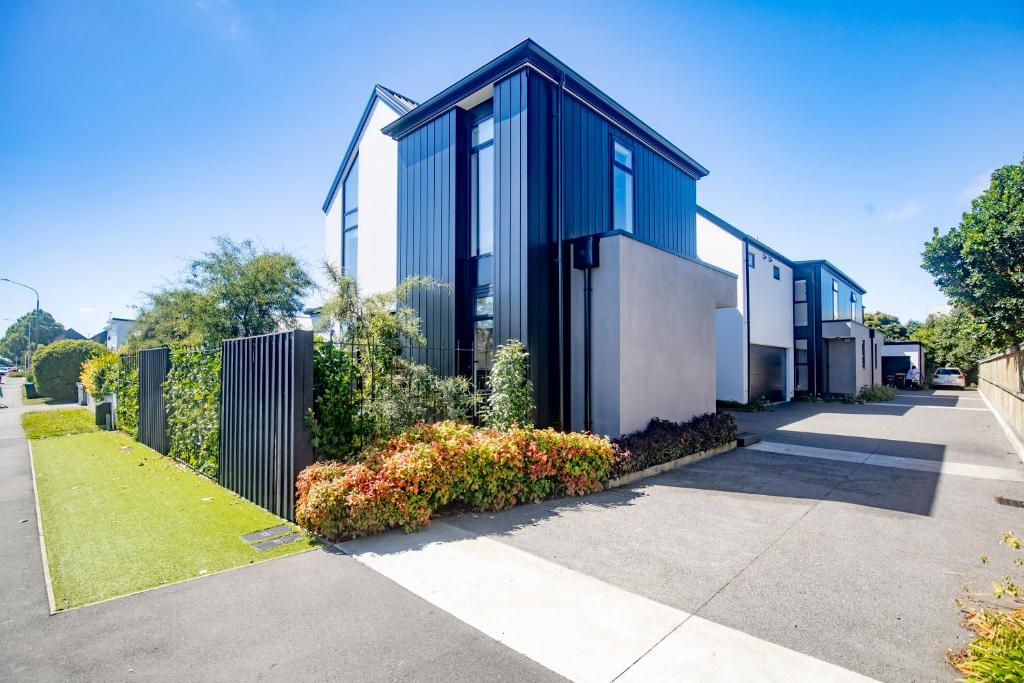 Urban Comfort 3BR with Garage and Close to City Centre - Resim 6