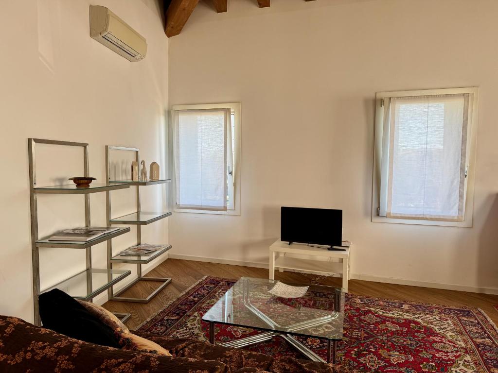 A television and/or entertainment centre at Motta di Livenza Deluxe - Deluxe Apartments Italia