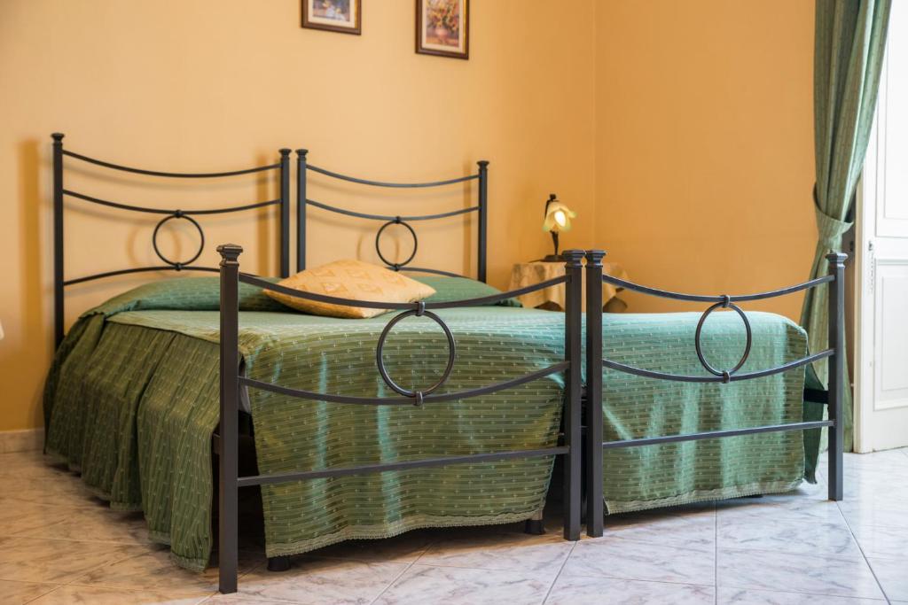 Postel nebo postele na pokoji v ubytování Sognando Ortigia