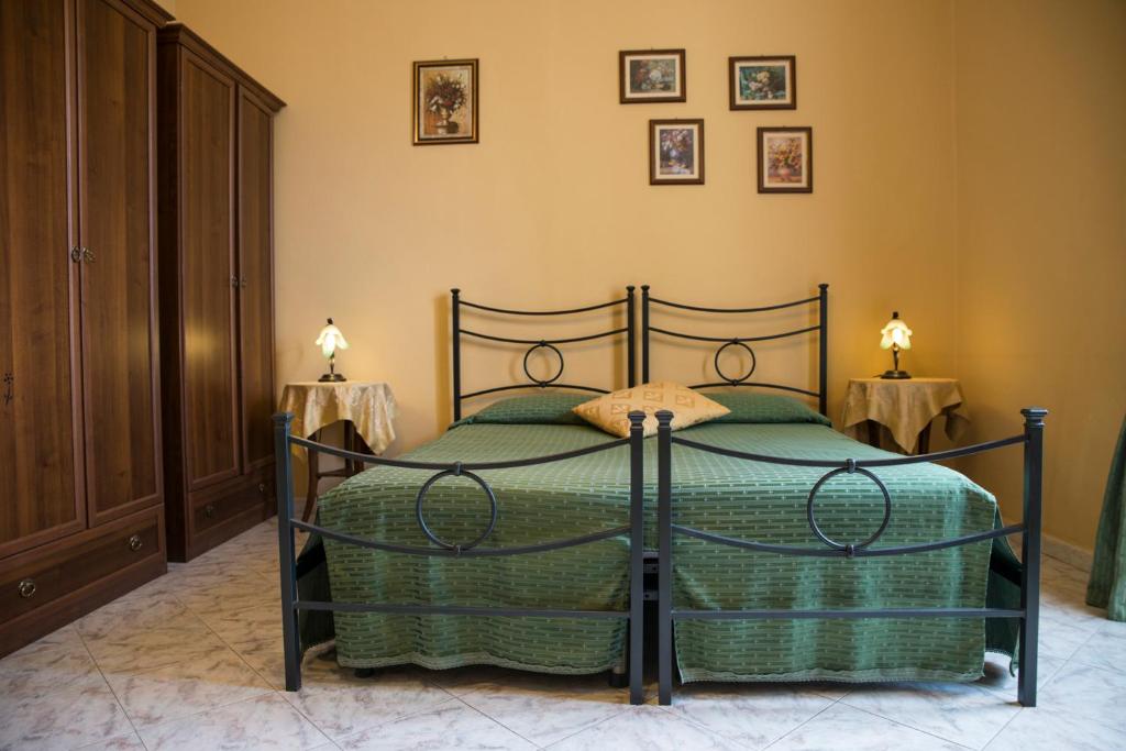 Postel nebo postele na pokoji v ubytování Sognando Ortigia