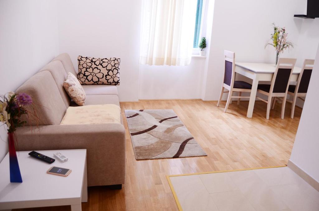 sala de estar con sofá y mesa en Apartment Anny en Split