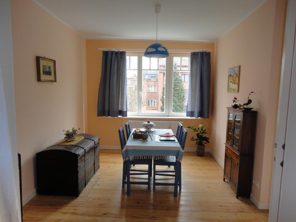 ein Esszimmer mit einem Tisch, Stühlen und einem Fenster in der Unterkunft Guest House Dasos Kynthos in Brüssel