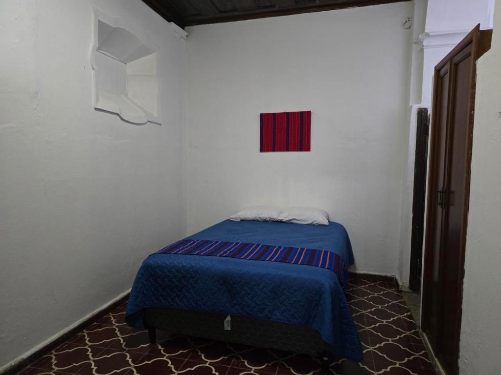 Een bed of bedden in een kamer bij Hostal Antique Luna