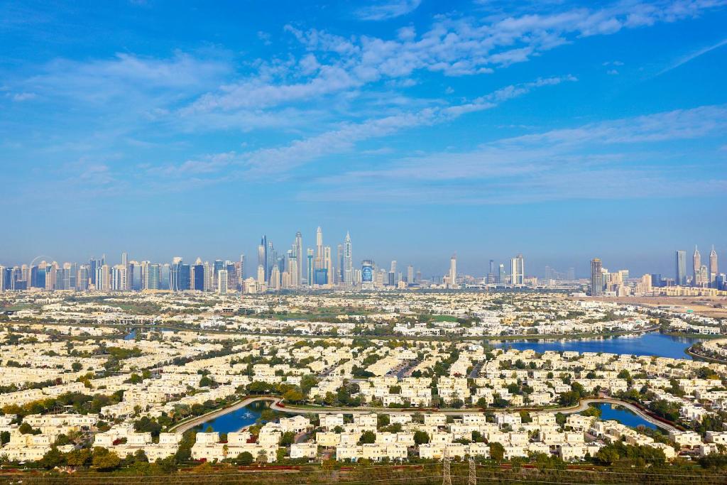 Nespecifikovaný výhled na destinaci Dubaj nebo výhled na město při pohledu z hotelu