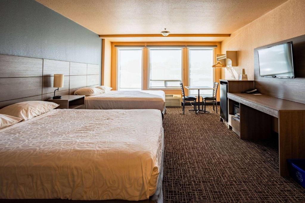 Postel nebo postele na pokoji v ubytování Ramada by Wyndham Cranbrook