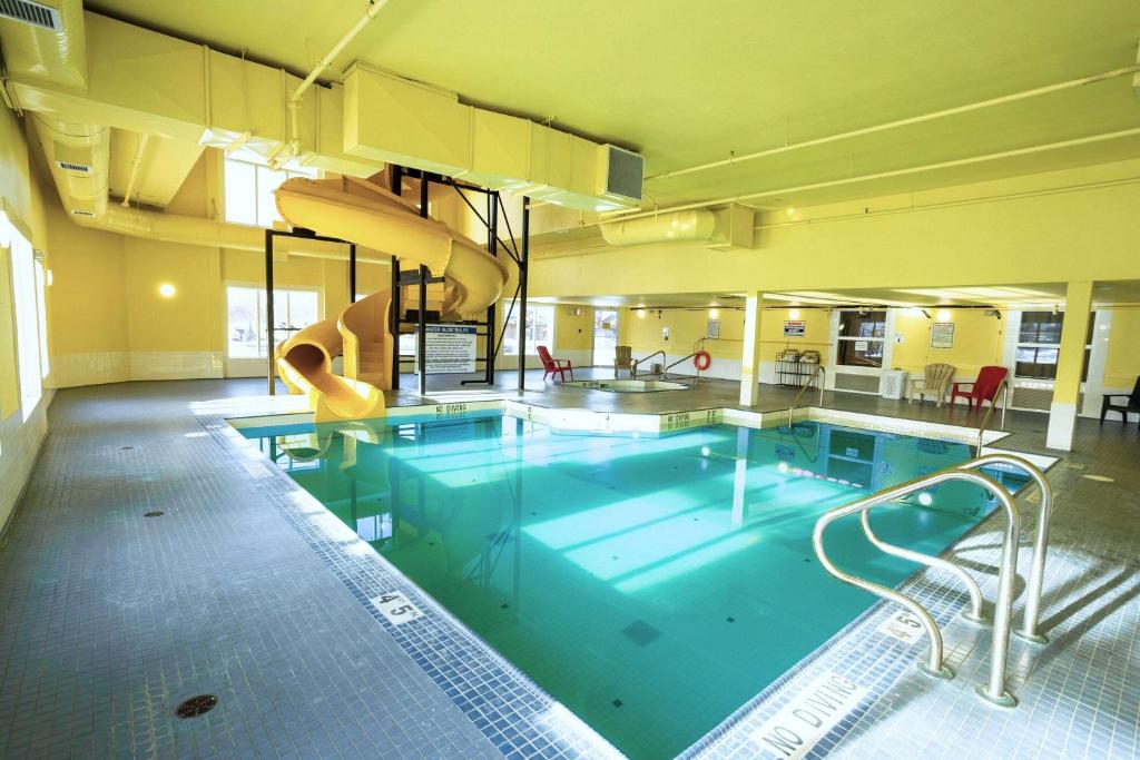 Bazén v ubytování Ramada by Wyndham Cranbrook nebo v jeho okolí