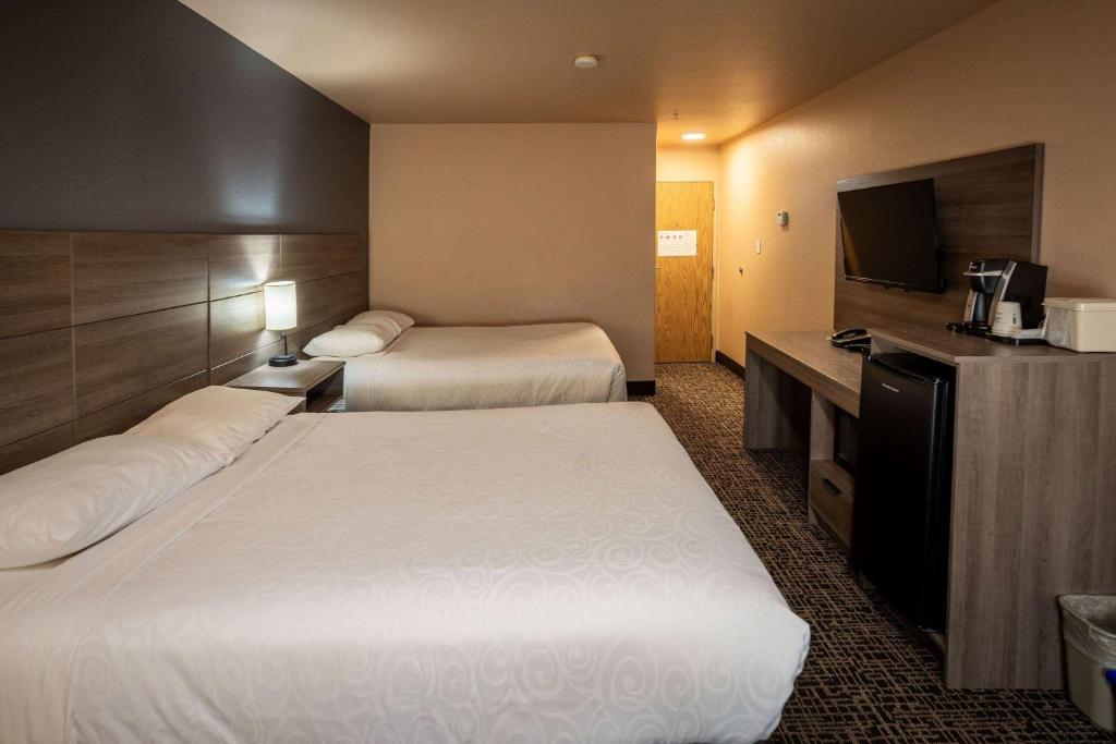 Postel nebo postele na pokoji v ubytování Ramada by Wyndham Cranbrook