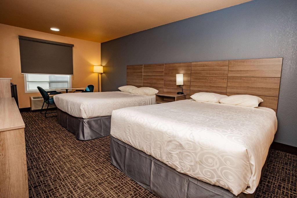 Postel nebo postele na pokoji v ubytování Ramada by Wyndham Cranbrook