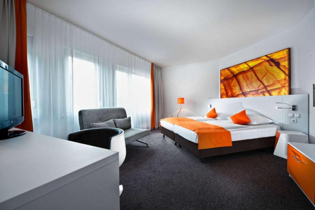 Postel nebo postele na pokoji v ubytování Wyndham Garden Duesseldorf City Centre Koenigsallee