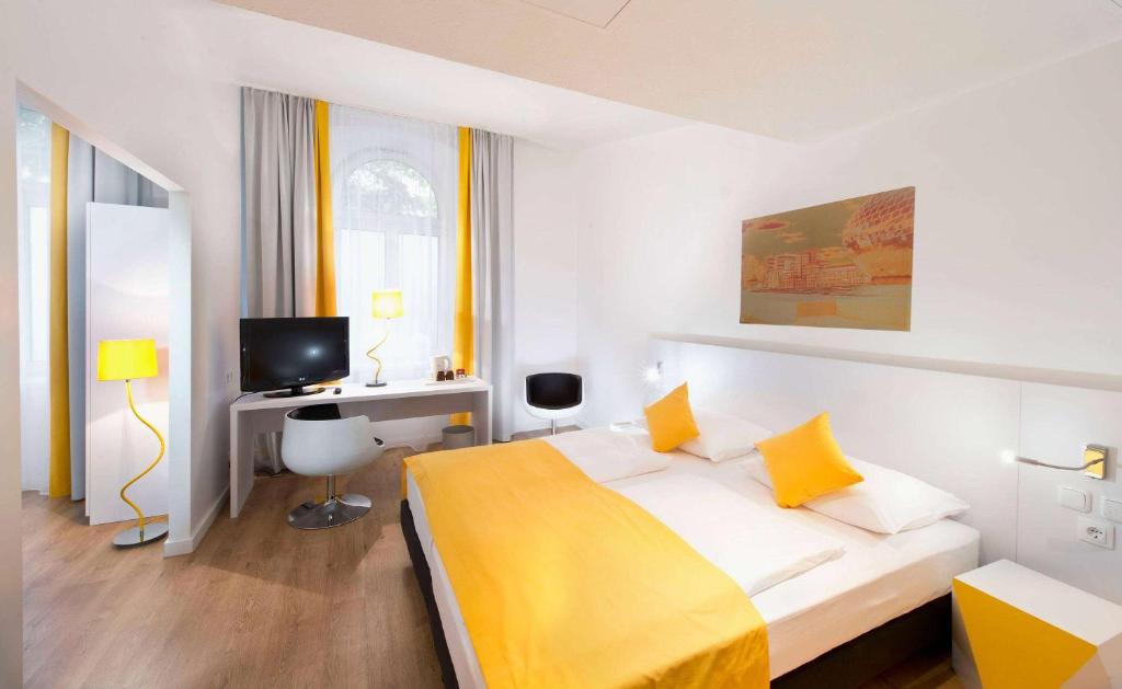 TV a/nebo společenská místnost v ubytování Wyndham Garden Duesseldorf City Centre Koenigsallee