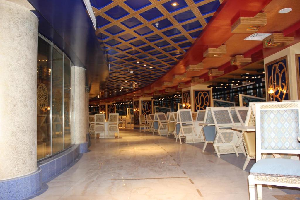 Restaurace v ubytování Montana Al Azizia Hotel