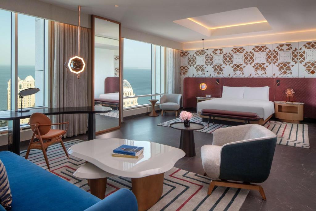 pokój hotelowy z łóżkiem i salonem w obiekcie Andaz Doha, by Hyatt w mieście Doha