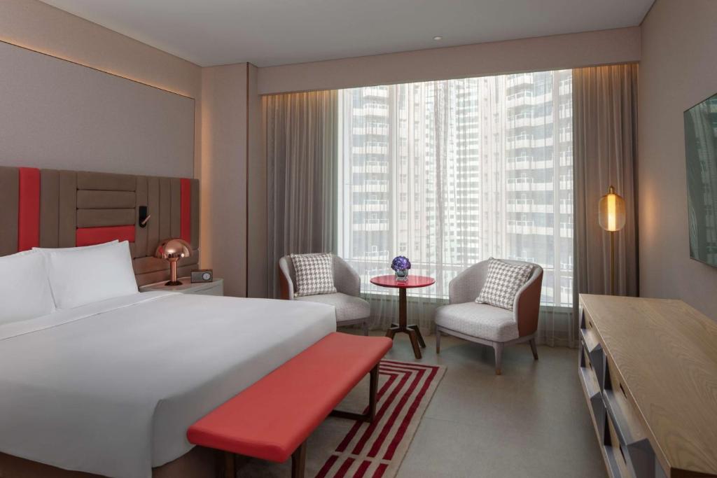Łóżko lub łóżka w pokoju w obiekcie Andaz Doha, by Hyatt