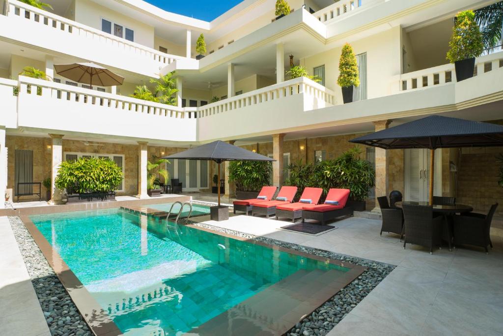 勒吉安的住宿－茉莉花海灘公寓式酒店，享有带游泳池的外部景致