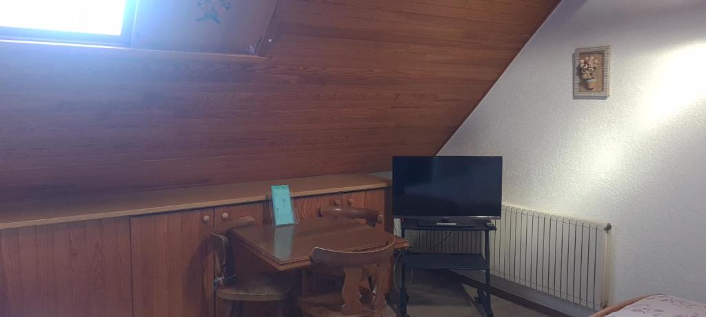 TV a/nebo společenská místnost v ubytování Gîte et chambres d'hôtes Les Framboises