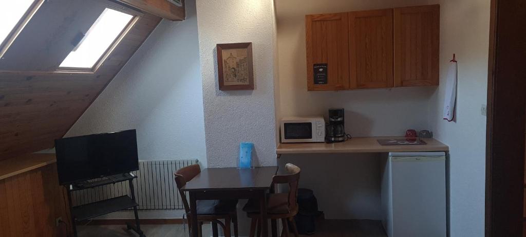 Kuchyň nebo kuchyňský kout v ubytování Gîte et chambres d'hôtes Les Framboises