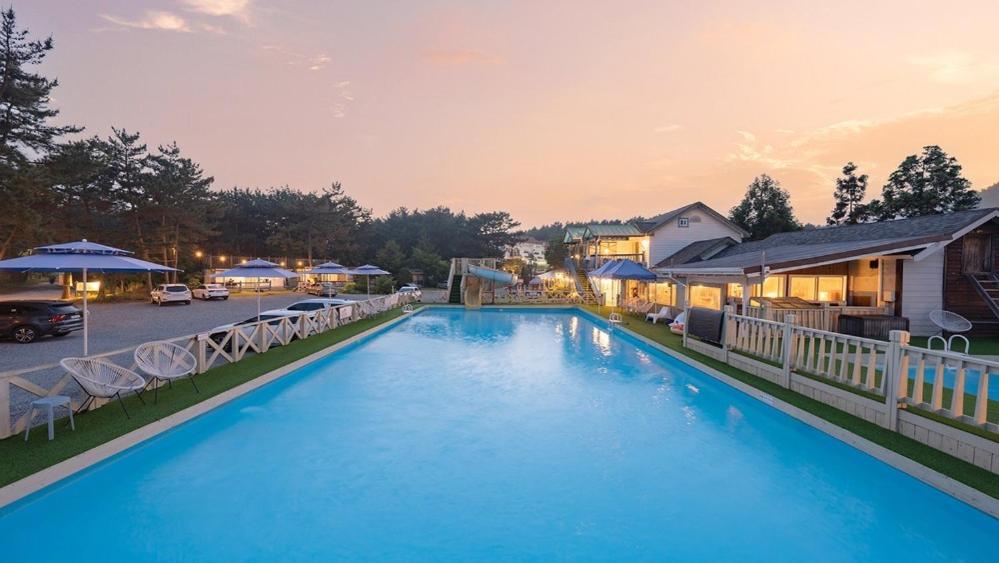 Bazén v ubytování Taean Lily Pension nebo v jeho okolí