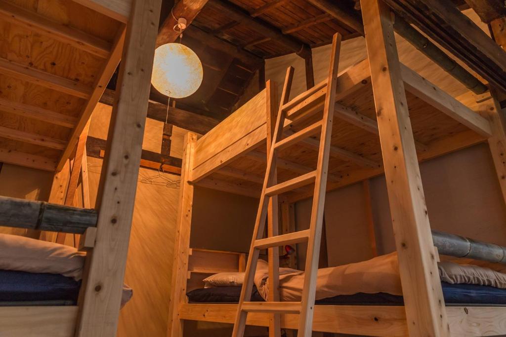 Letto o letti a castello in una camera di Guest House Oku