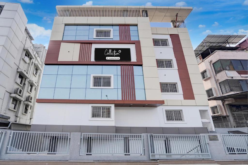 DhantoliSuper Collection O Omkar Nagar Nagpur的一座有标志的高楼