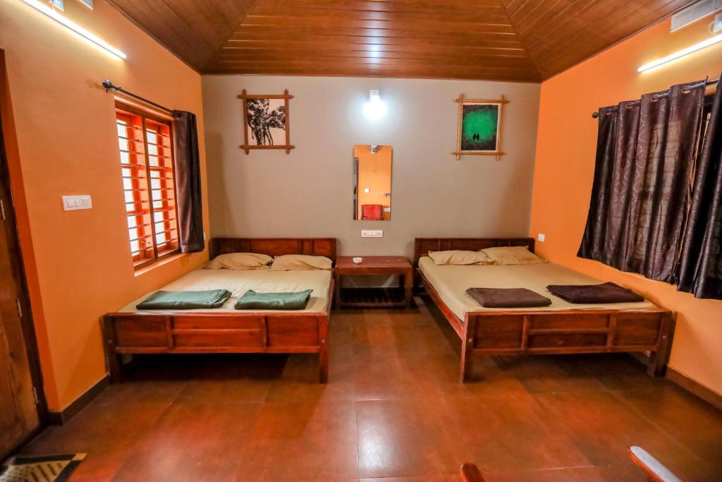 Postel nebo postele na pokoji v ubytování Swasta Homestays Wayanad