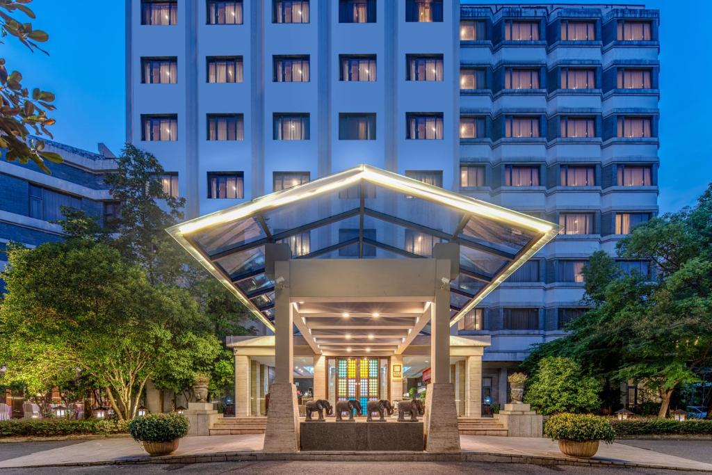 un hotel con un edificio de fondo en SSAW Boutique Hotel Hangzhou West Lake Yilian, en Hangzhou