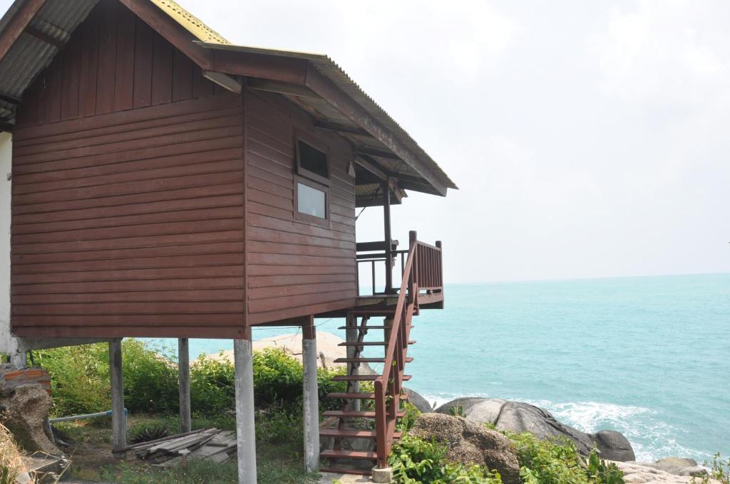 a house on the shore of the ocean at The Ocean Phangan Homestay in Haad Rin