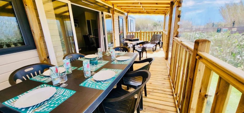 - une terrasse couverte avec une table et des chaises dans l'établissement Canet-en-Roussillon, à Canet