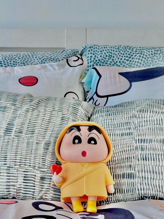 Postel nebo postele na pokoji v ubytování Crayon ShinChan 3R2B SeaView Suite