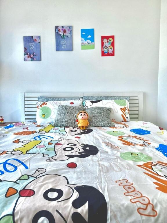 Postel nebo postele na pokoji v ubytování Crayon ShinChan 3R2B SeaView Suite