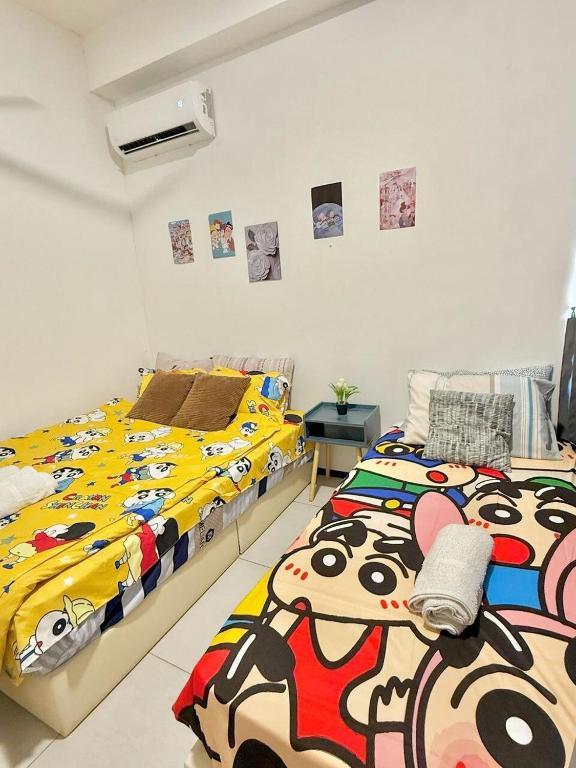 Postel nebo postele na pokoji v ubytování Crayon ShinChan 3R2B SeaView Suite