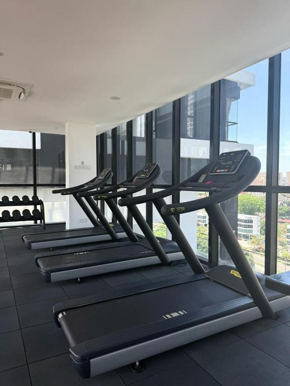 Fitness centrum a/nebo fitness zařízení v ubytování Crayon ShinChan 3R2B SeaView Suite