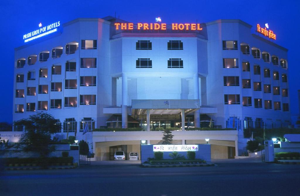 un hotel con un cartel encima de él por la noche en The Pride Hotel, Nagpur, en Nagpur