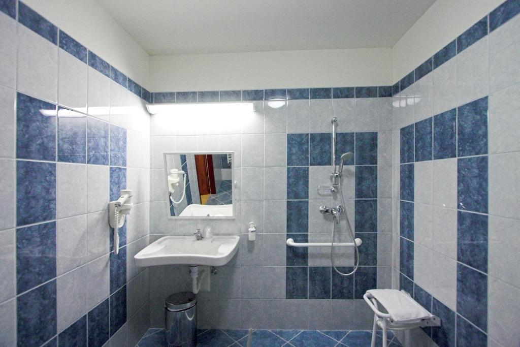 Un baño de Benczur Hotel