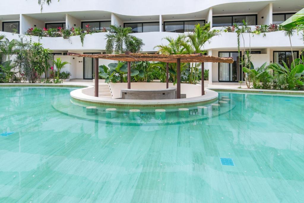 Piscina di Guest INN Home - Elements Suites o nelle vicinanze