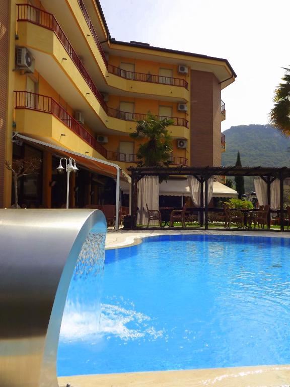 Bazén v ubytování Hotel Imperial ***S nebo v jeho okolí