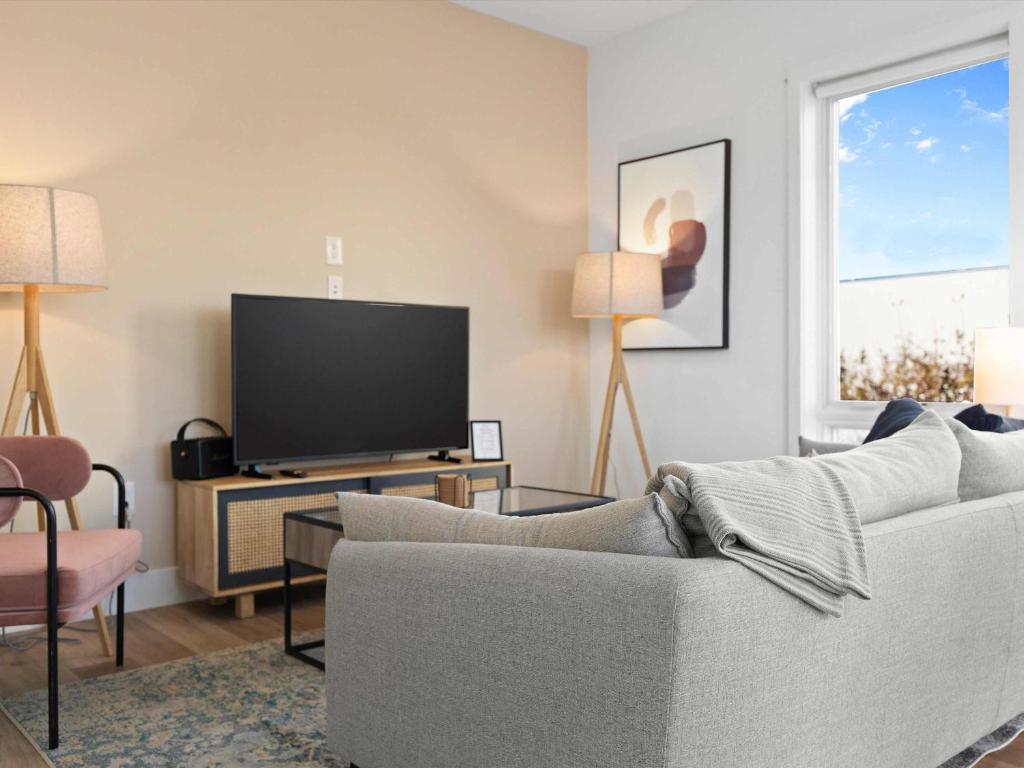 TV a/nebo společenská místnost v ubytování 2-Level 2BR & Terrace - Near Metro & Union Market