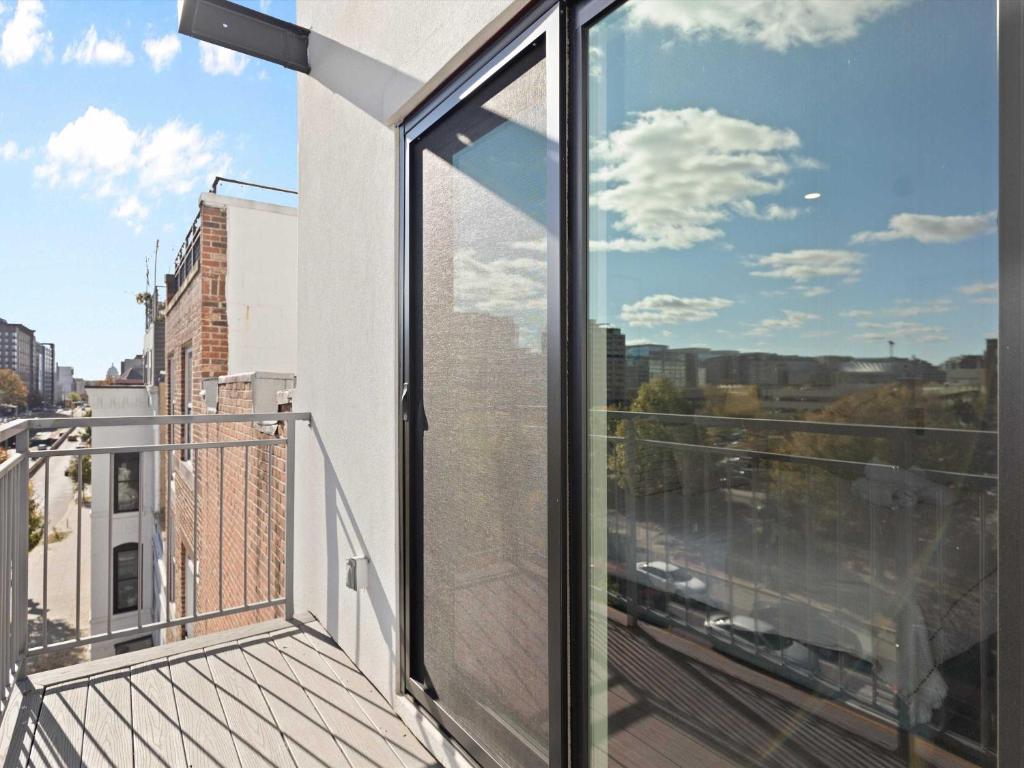 Balkón nebo terasa v ubytování 2-Level 2BR & Terrace - Near Metro & Union Market