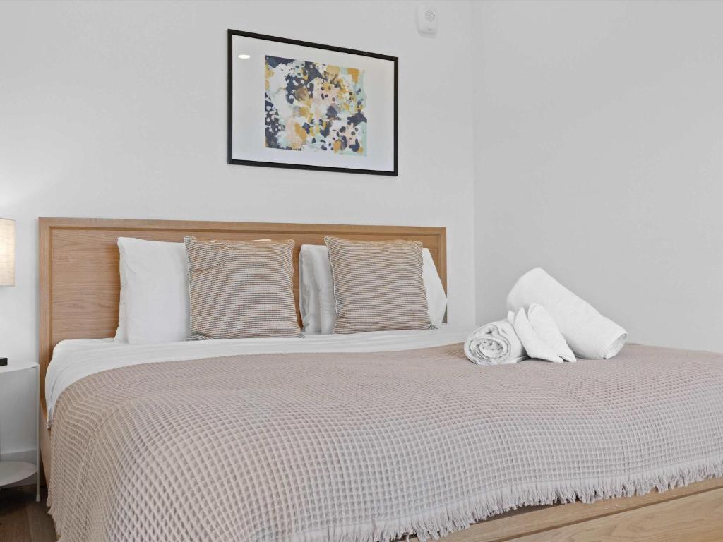 Postel nebo postele na pokoji v ubytování 2-Level 2BR & Terrace - Near Metro & Union Market