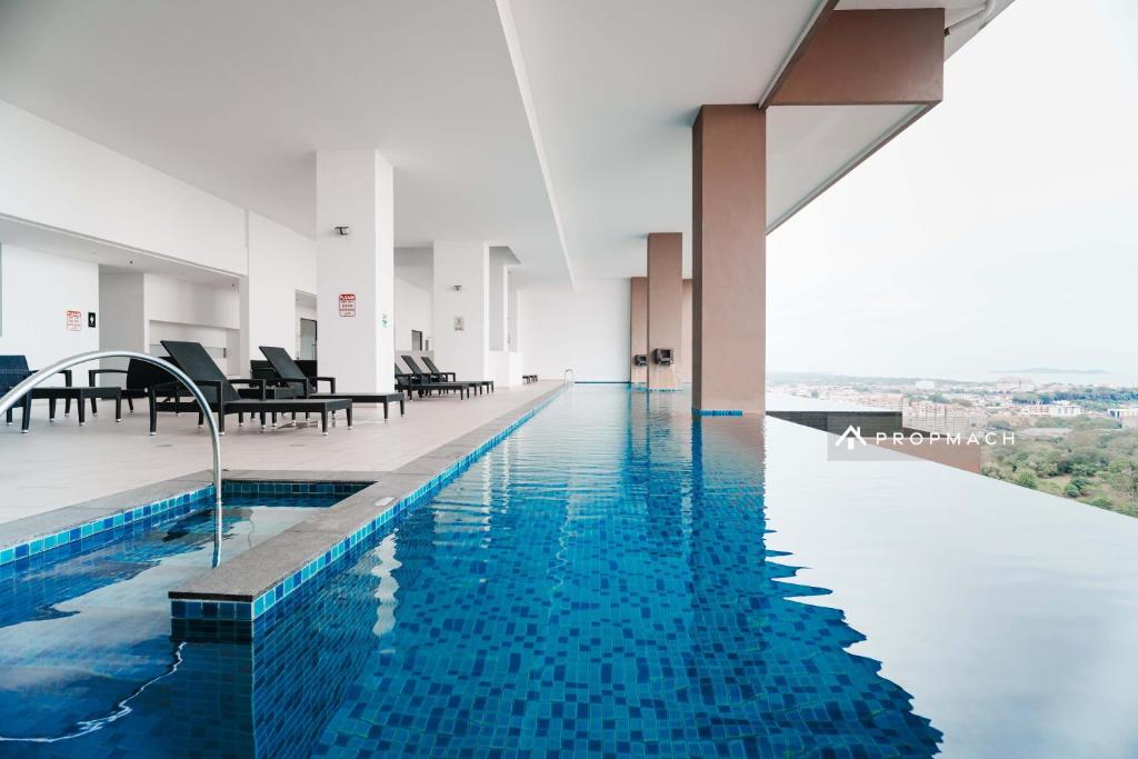 Bazén v ubytování The Apple Melaka by Urban Luxe Suites nebo v jeho okolí
