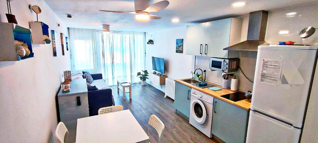 Kuchyň nebo kuchyňský kout v ubytování Playalmud- Vistas al mar, primera línea 1 dormitorio