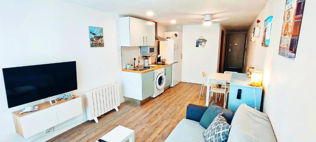 TV a/nebo společenská místnost v ubytování Playalmud- Vistas al mar, primera línea 1 dormitorio