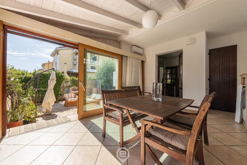 una sala da pranzo con tavolo e sedie in legno di Casa Daniela a Pula