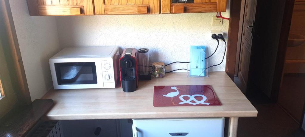 Kuchyň nebo kuchyňský kout v ubytování Gîte et chambres d'hôtes Les Framboises