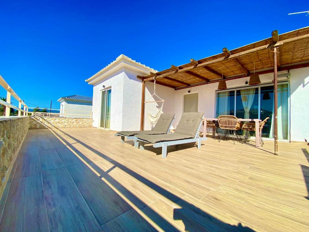 Balkón nebo terasa v ubytování Boho Bliss Seaview Detached House