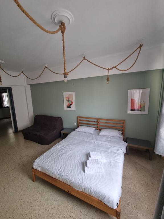 una camera da letto con un letto e una sedia di athens.apartotel.2 ad Atene