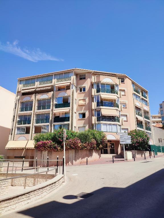 un grand immeuble d'appartements avec des arbres devant lui dans l'établissement Cannes Center, Beach, Palais des festivals, Croisette, à Cannes