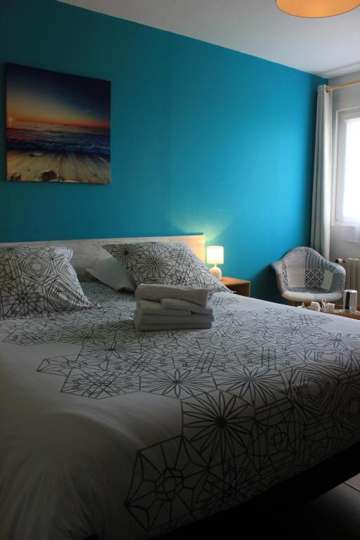 Postel nebo postele na pokoji v ubytování Hôtel Le Poulmic