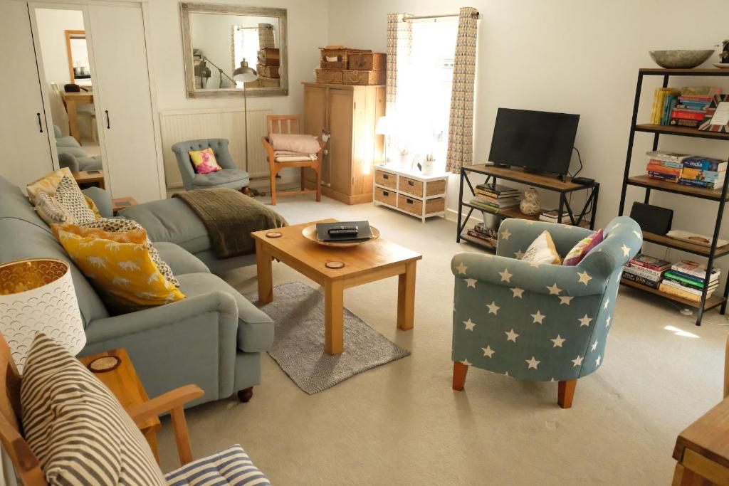 TV a/nebo společenská místnost v ubytování Spacious City Centre Apartment Bath