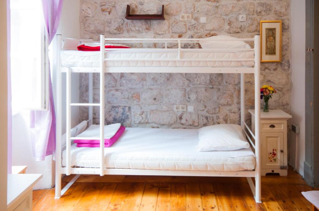 Кровать или кровати в номере Old Town Hostel